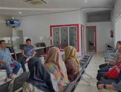 Camat Biringkanaya Didampingi Sekcam Beri Pengarahan Petugas Loket, Untuk Peningkatan Kualitas Pelayanan Publik