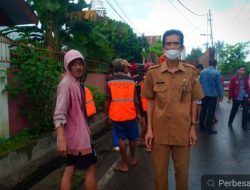 Tim Kebersihan Kecamatan Tallo Bersihkan Drinase di UPT SPF SD Kompleks Rappokalling Makassar