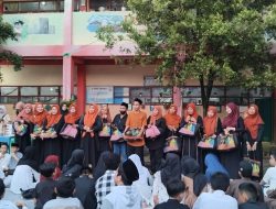 Kepala UPT SPF SDI Toddopuli 1 Makassar Berikan Paket Lebaran Kepada Guru dan Berbagi Berkah untuk Anak/Siswa