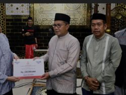 Safari Ramadhan, Wali Kota Danny Serahkan Bantuan Hibah ke Masjid Nurul Ittihad Kalukuang Didampingi Camat Tallo