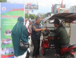Peduli Sesama, UPT SPF SMPN 52 Makassar Berbagi Bansos Kepada Warga Kurang Mampu dan Para Ojol