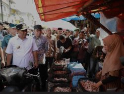 Cek Pengendalian Inflasi, Wali Kota Makassar Bersama Pj Gubernur Sulsel Tinjau Pasar Terong