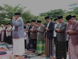 PJ Sekda Makassar Laksanakan Salat Idul Fitri Bersama Keluarga dan Masyarakat di Anjungan Losari