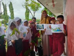 Peringati Hari Bumi, Siswa UPT SPF SDN Parinring Makassar Lakukan Penanaman Pohon