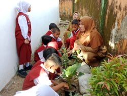Peringati Hari Bumi, Siswa UPT SPF SDI Sambung Jawa I Makassar Lakukan Kegiatan Menanam Pohon