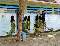 Dibulan Ramadhan, UPT SPF SMPN 54 Makassar Gelar Kegiatan Bersih Bersih Sekolah