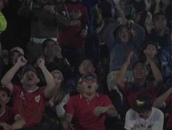 Danny Pomanto dan Masyarakat Bersatu Nobar Timnas di Bawah Guyuran Hujan