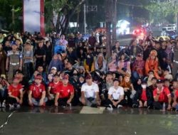 Camat Ujung Pandang Bersama Walikota Makassar Berbaur Dengan Warga Saksikan Laga Indonesia vs Irak