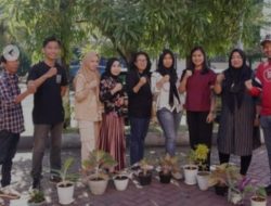 Dukung Low Carbon City, Staf Kecamatan Biringkanaya Tanam Pohon di Lingkungan Kantor