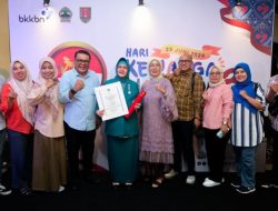 Dedikasi Tinggi dalam Program Pengendalian Penduduk Hantar Indira Yusuf Ismail Raih Manggala Karya Kencana