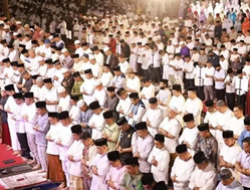 Camat Mariso Hadiri Shalat Subuh Berjamaah Di Anjungan Pantai Losari