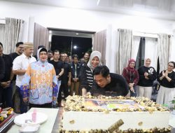 Syukuran HUT ke 43 Tahun, PJ Sekda Diberi Doa dan Suapan Kue Dari Ketua TP PKK Kota Makassar