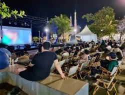 Pengunjung Nikmati Malam Minggu di Zona 2 F8 Makassar, Nonton Film Sambil Makan Pisang Epe
