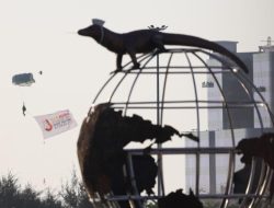 Pesawat Boeing 737-200 milik Skadron Udara 5 Lanud Sultan Hasanuddin Hibur Pengunjung F8 Makassar