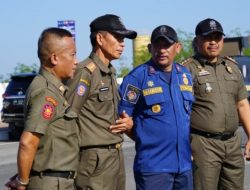 Plt. Kasatpol PP Kota Makassar Perintahkan Personelnya untuk Sterilkan Area Pelaksanaan F8