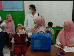Pemberian Vaksin Polio Pada Siswa UPT SPF SDI Mongisidi Makassar