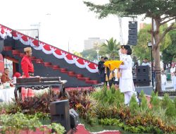 PJ Sekda Kota Makassar Terima Duplikat Bendera Pusaka Merah Putih
