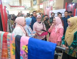 Indira Yusuf Ismail Dampingi Iriana Jokowi Dalam Bimtek Hortikultura dan Tinjau Produk Kerajinan di Makassar