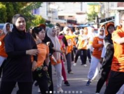 Camat dan Ketua TP PKK Ujung Tanah Senam di Tabaringan