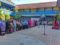 Meriahkan HUT RI ke-79, UPT SPF SMP Negeri 4 Makassar Gelar Upacara Pakai Baju Adat