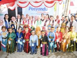 Iriana Jokowi Serahkan Baby Care Set di Posyandu Asoka 7A Kecamatan Tamalate