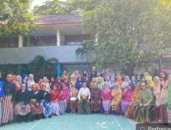 Peringati HUT Kemerdekaan RI ke-79, UPT SPF SMPN 18 Makassar Gelar Upacara Memakai Pakaian Adat Tradisional