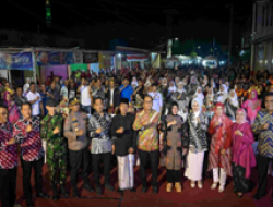 Wali Kota Makassar Di Dampingi Ketau TP PKK Makassar Menghadiri Pesta Rakyat Di Kecamatan Ujung Pandang