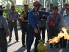 Satpol PP dan Damkarmat Makassar Latih Satlinmas Tangani Kebakaran Tabung Gas