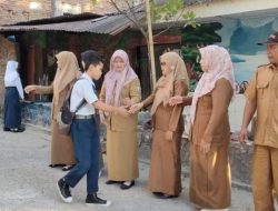 Guru Sambut Kedatangan Siswa di Pintu Gerbang UPT SPF SMPN 21 Makassar
