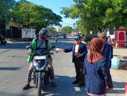 Jumat Berkah, UPT SPF SMP Negeri 22 Makassar Bagikan Nasi Dos Kepada Warga yang Membutuhkan