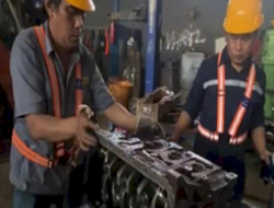 Satgas UPT Perbengkelan Dinas PU Makassar Lakukan Overhaul Mesin Mobil Pengangkut Sampah