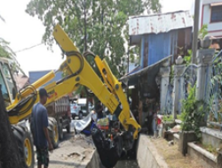 Dinas PU Makassar Mengerahkan Spider Excavator dan Dump Truk Untuk Membersihkan Saluran Sekunder
