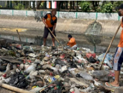 Satgas Kanal Dinas PU Makassar Lakukan Pembersihan di Al Markaz