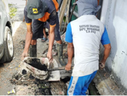 Kurangi Genangan Air,Dinas PU Makassar Lakukan Pengerukan Drainase