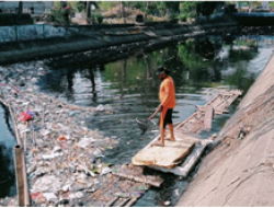 Dinas PU Sigap Bersihkan Tumpukan Sampah Terapung di Kanal Pannampu