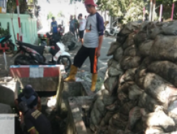 Satgas Dinas PU Normalisasi Drainase di 5 Lokasi di Kota Makassar