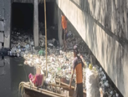 Satgas Kanal Dinas PU Makassar Bersihkan Tumpukan Sampah di Jongaya
