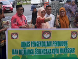 DPPKB Makassar Bagi Takjil di Pelataran Balai Kota