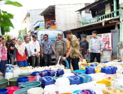 Pjs. Wali Kota Makassar Kembali Turun Bagikan Air Bersih Gratis Sebanyak 2 Tangki ke Warga Tallo