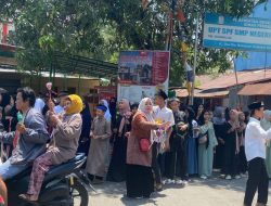 UPT SPF SMPN 16 Makassar Peringati Maulid Nabi Muhammad SAW 1446 H Berbagi Telur Ke Pengguna Jalan