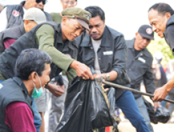 Pj Sekda Makassar Bersama Bapenda Makasssar Gelar Kerja Bakti