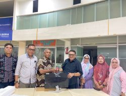 Serah Terima Pengadaan DAK Fisik 12 Unit PC oleh Plt. Kepala DPPKB Kota Makassar