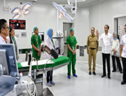 Presiden Jokowi Resmikan Gedung Pelayanan Kesehatan Ibu dan Anak RS Wahidin Sudirohusodo di Makassar