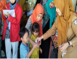 DP2 Kota Makassar Bagikan Telur Puyuh ke Posyandu untuk Cegah Stunting