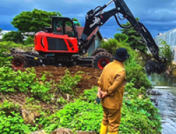 SATGAS DRAINASE & SDA DINAS PU LAKUKAN NORMALISASI SALURAN SEKUNDER DI JL IR SUTAMI