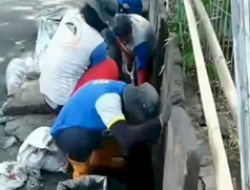 Tim PARITTA Dinas PU Makassar Kembali Lakukan Pengerukan Drainase di Jalan Penghibur