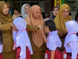 Guru UPT SPF SDN Mangkura III Makassar Sambut Siswa dengan Salim Tangan Sebelum Pembelajaran