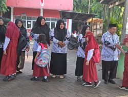 Kepala SDN Kompleks Balang Baru Makassar Sambut Siswa di Gerbang Sekolah