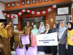 Plt. Kepala DPPKB Kota Makassar Salurkan Makanan Siap Santap untuk Korban Banjir di Manggala