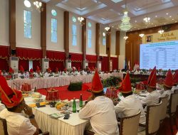 Menko Pangan Rakor Bersama Pj Gubernur dan Kepala Daerah se-Sulsel Mengenakan Passapu Merah